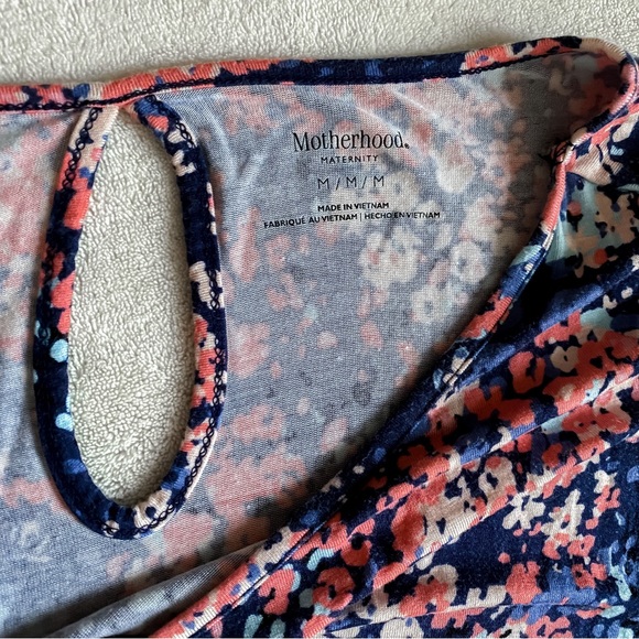 3/$15!💗 Beautiful floral maternity shirt, Medium - Picture 3 of 5